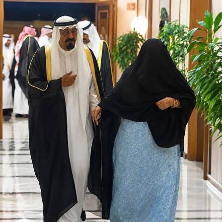 Aq7oannn's tweet photo. @jz2za @LyAlshhry76352 دامك شايفه اللي لابسات الحجاب محترمات معناته انتي عارفه قيمة الحجاب وكيف يضيف هيبه واحترام للبنت ليش مزعلك النقاب ؟!

ودامك ربطتي النقاب بالفقر طالعي الصور  أخت الملوك وأم الأمراء وزوجات أمراء هذا لبسهم ستر وعفه وأدب .. الفقر فقر الدين والتربيه والأخلاق https://t.co/3Se3ubpRsC