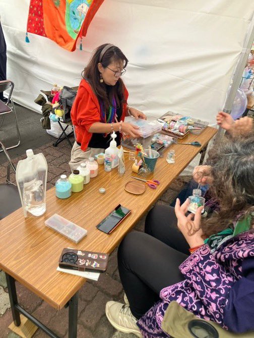 SOGIMamiis's tweet photo. 活動報告🌈

さっぽろレインボープライド2026
初日のブース
出展では、ハーバリウムやキーホルダーをたくさんの方々に手にとって頂きました
学校におけるトイレについてのご意見コーナーなど、大切な声を未来へつなぐ企画にも多くの方にご参加いただき、心より感謝申し上げます。
  #SOGI https://t.co/7VpLwgbfEM