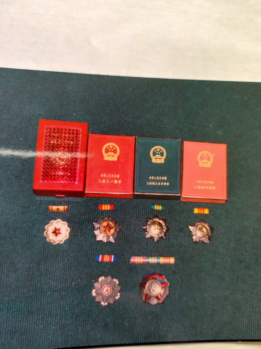 jjunm3's tweet photo. When you grab your burning badge in a tight spot, it’s the small moment that makes a big spark. https://t.co/1fnqTNAo13