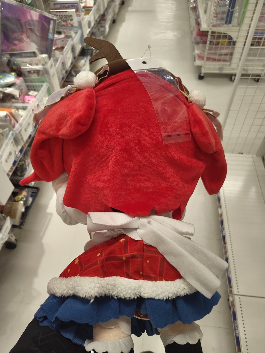 mktoho512's tweet photo. 11連休最終日‼️
今日はサンタガールのルビィちゃん寝そべり（本体不備中）を現物確認しに駿河屋本庄店まで来ました。
タグ付きではありますが、頭のリボンは解けてますし全体的に汚れが目立ちますねぇ。
激レア品ですが今回はスルーしたいと思います。😔 https://t.co/VS0npjSB6s