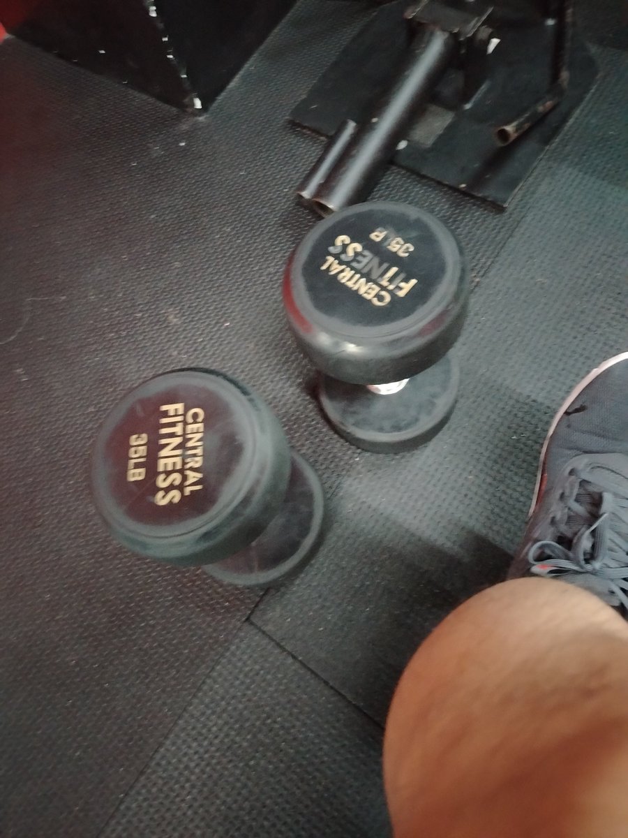 Davideg_Torres's tweet photo. Hoy si sacando todo el enojo con estas mancuernas de 35 libras... Puto tráfico, putas deudas, y puntos antojos...  Pero agradecido por las amistades y por la salud, por el trabajo y sobre todo oportunidades y éxitos logrados https://t.co/AmPcVxEHJl