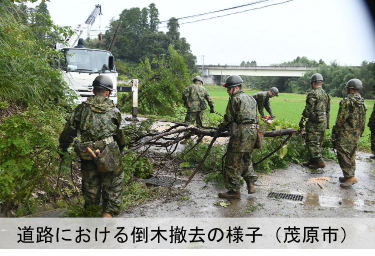 ModJapan_saigai's tweet photo. 千葉県からの要請を受け、自衛隊は本日も千葉県内の各地で活動を実施しております。長生郡長柄町では陸自高射学校（下志津・千葉）が行方不明となっている方の捜索を関係機関と協力して継続しております。
また、陸自第１空挺団（習志野・千葉）が昨日から県内の７市で倒木撤去の活動を開始しており、本日は、市原市・茂原市・君津市・鴨川市・佐倉市・木更津市において、道路啓開のための重機が進入できない、特に優先的な対応が必要な道路で倒木の撤去を行っております。引き続き関係機関が一体となり、一日も早い電力復旧に向け全力で活動してまいります。