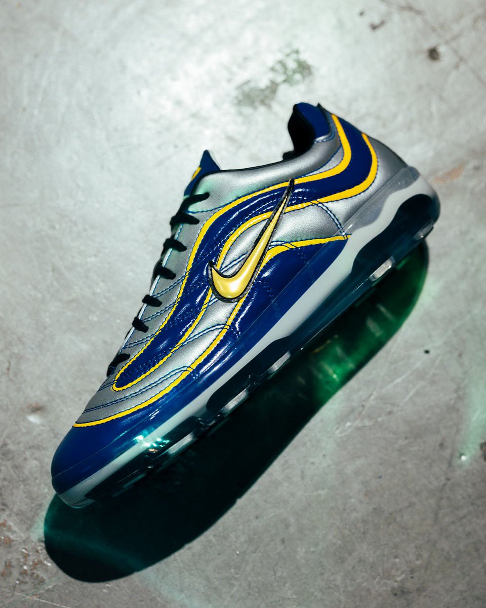 soccershop_kamo's tweet photo. マーキュリアル ヴェイパー R9が普段使い用にリメイクされて再登場。オリジナルのルックスをキープしつつ、ドロップインミッドソールとかかとのAir Zoomユニットの上には合成皮革のアッパーを据えた。オリジナルと同じスパイクをシースルーのアウトソールに埋め込んだ、さまざまなシーンで着用できる一足。

Clubhouse by KAMOにて、数量限定発売。

既に発売している「NIKE AIR MAX JOGA BONITO R9」もあわせてチェック👀

店舗の詳細はこちら🔽
https://t.co/95EqqyEunk

#Nike 
#KAMO