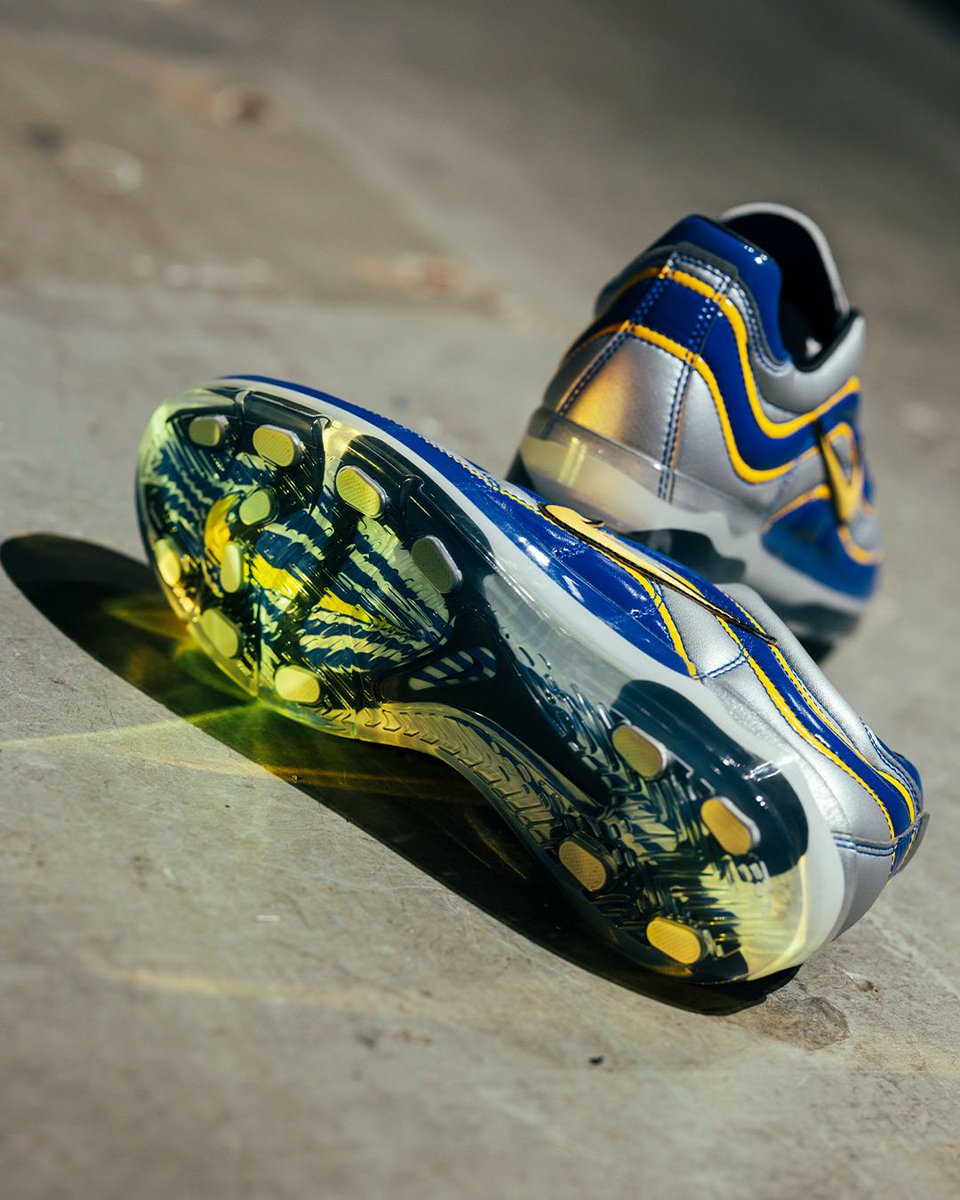 soccershop_kamo's tweet photo. マーキュリアル ヴェイパー R9が普段使い用にリメイクされて再登場。オリジナルのルックスをキープしつつ、ドロップインミッドソールとかかとのAir Zoomユニットの上には合成皮革のアッパーを据えた。オリジナルと同じスパイクをシースルーのアウトソールに埋め込んだ、さまざまなシーンで着用できる一足。

Clubhouse by KAMOにて、数量限定発売。

既に発売している「NIKE AIR MAX JOGA BONITO R9」もあわせてチェック👀

店舗の詳細はこちら🔽
https://t.co/95EqqyEunk

#Nike 
#KAMO