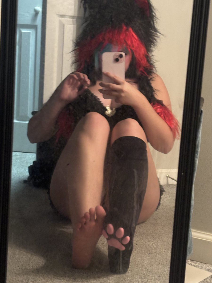 Vxmpyr__'s tweet photo. Raw or paw? ;3 #feet #nsfwtwt #footfetish #murrsuit https://t.co/90mttAV19L