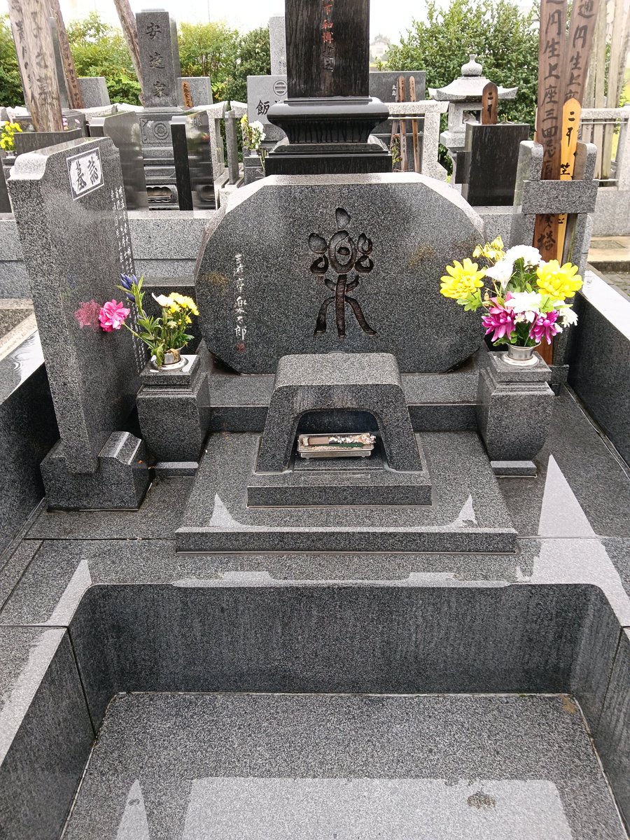ourakugo's tweet photo. 昨日は、朝から新前橋へ。

六代目円楽師匠の眠る〈釈迦尊寺〉さんへお墓参り。

亡くなられてから、はや４年。

そぼ降る雨の中、墓前でじっと手を合わせながら、生前に頂いた沢山の薫陶を噛み締めておりました。

再来年は、七回忌。

様々なイベントを企画しております。

師匠、見守ってください。 https://t.co/PpclS5y02K