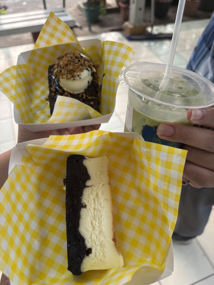 nerinatita's tweet photo. guys spill dong, di kampus kalian ada yang jualan apa aja sih https://t.co/4iUipyIliP