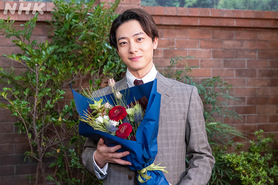 asadora_nhk's tweet photo. ＼#風薫るクランクアップ／
【 💐林裕太さん 💐井上祐貴さん　】

槇村太一役・林さんはもちろん仲良しのシマケンがお花を贈呈。
寂しそうな佐野晶哉さん。
横沢公輔役の井上さんは“あの”雨のシーンでクランクアップ。

👇見逃し配信中
https://t.co/4YaKyEc2sm

#朝ドラ #風薫る https://t.co/Eylgm7G0Jw