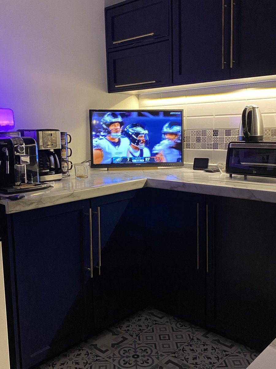 dagaroge's tweet photo. monday night football 🏈☕️🥪 https://t.co/wCGme1eeF8
