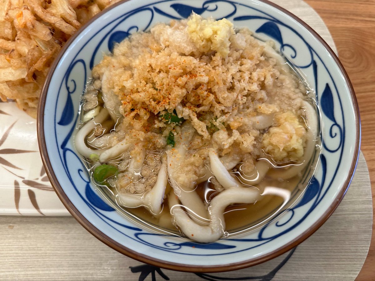 a3222100's tweet photo. これ、丸亀製麺、

日本の店

いや、イギリス🇬🇧の店

しかも日本と味が変わらないのも魅力

丸亀製麺やっぱすごい https://t.co/11Sb67t9jg