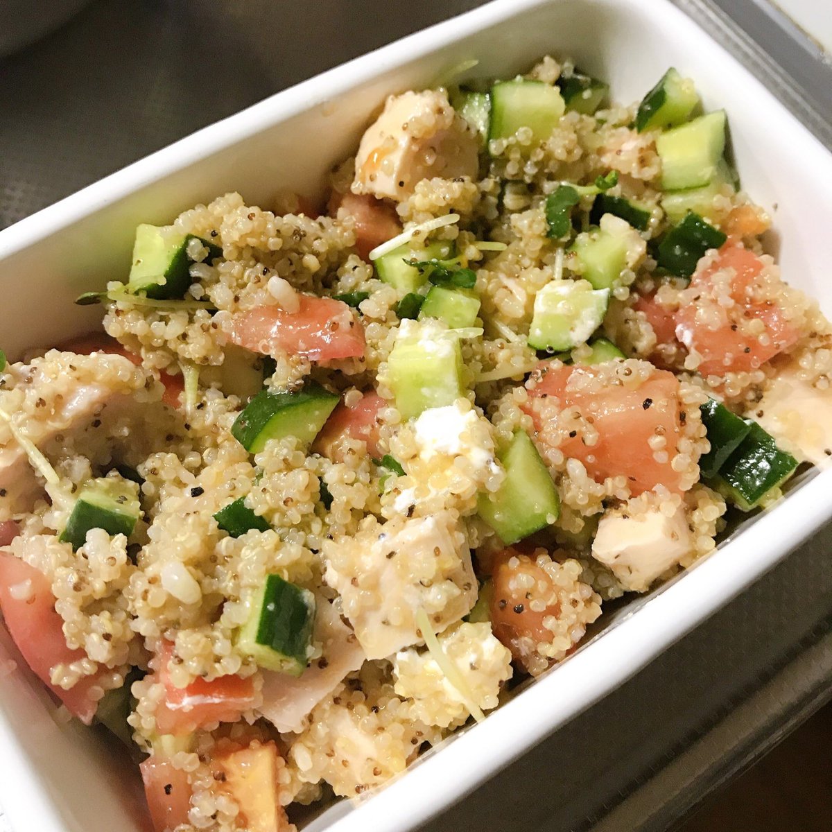 elizabeth72cb8's tweet photo. Lunch today: homemade quinoa bowl with roasted veggies and a drizzle of tahini—light, tasty, and ready in 20 mins! ， https://t.co/s07apI7tN0