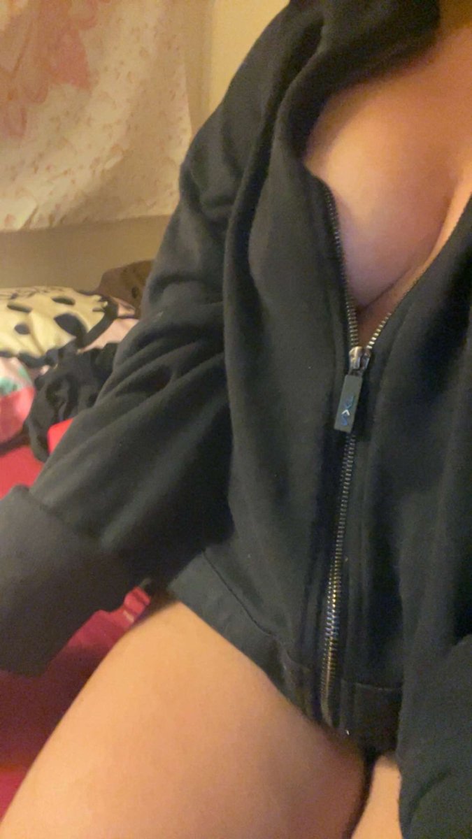 desperatemisora's tweet photo. Nothing but a sweater on~!! Ehe >•< https://t.co/jsxQQ5WGiA