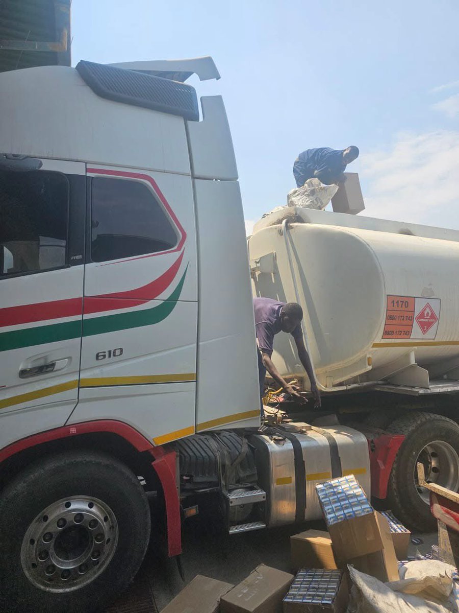 Abramjee's tweet photo. Zimbabwe Revenue officers intercepted a fuel tanker concealing over 1,000 boxes of cigarettes, with an estimated potential revenue prejudice of approximately US$44,000.

The fuel tanker and cigarettes have been detained pending further investigations and enforcement action. https://t.co/sTziK9n3lJ