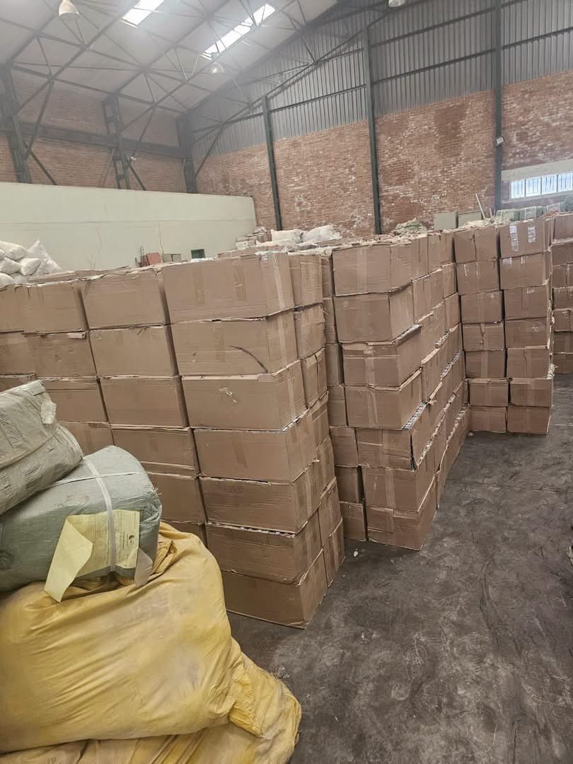 Abramjee's tweet photo. Zimbabwe Revenue officers intercepted a fuel tanker concealing over 1,000 boxes of cigarettes, with an estimated potential revenue prejudice of approximately US$44,000.

The fuel tanker and cigarettes have been detained pending further investigations and enforcement action. https://t.co/sTziK9n3lJ