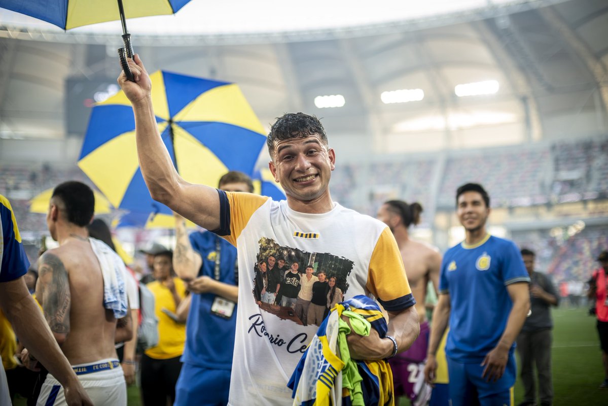 RosarioCentral's tweet photo. ¡Buenas noches! ¡No quiere parar, che! ☔️🤣 https://t.co/ZD8u9ekAch