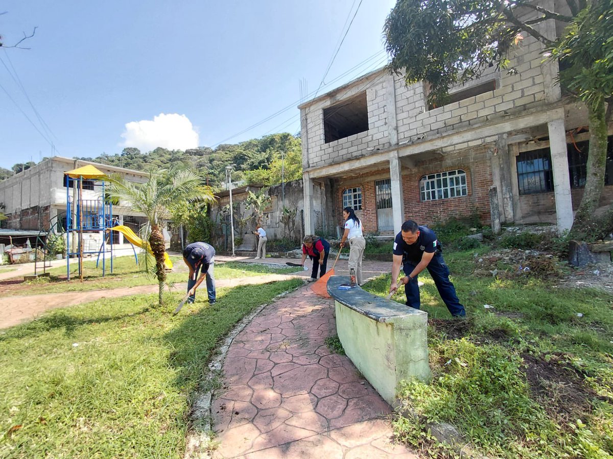 SP_Veracruz's tweet photo. 👮🏼‍♂️Como parte de la Estrategia Estatal de Seguridad Pública, en Córdoba recuperamos el Parque Colorines🌳🛝con el objetivo de mantener espacios seguros para la sana convivencia y la participación comunitaria.🫱🏽‍🫲🏼🛡️ https://t.co/r57u8HZ0tF