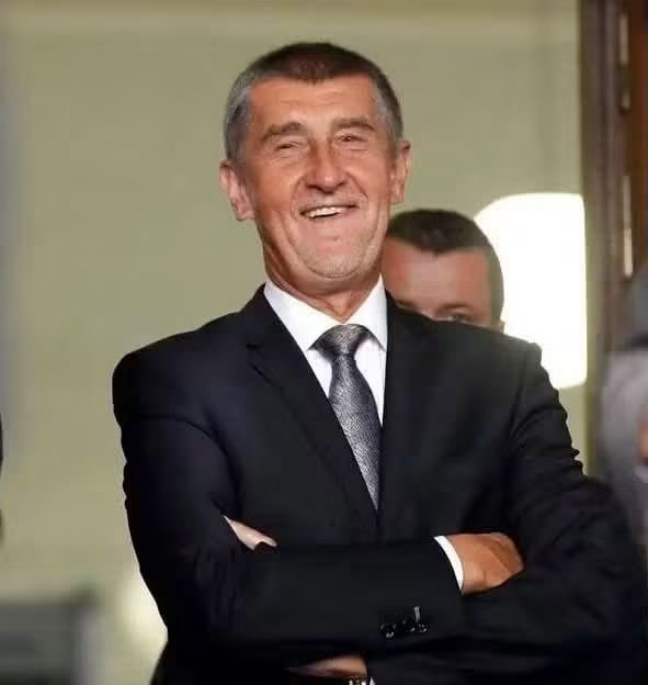 vyrobku's tweet photo. “35 let ho sleduju. 35 let se mi otevírá kudla v kapse nad jeho zmṛdskoų povahou. Již pomalu nacházím rovnováhu. Usednu a dívám se, jak je čím dál víc senilnější. Obklopený neuvěřitelnými šmejdy, zloději, lháři, morálním i mentálním odpadem. A začíná mě bavit, jak mu začínají klouzat opratě. Jak jeho nenažraný hamounský sociopatický mozek kornatí. Zpomaluje. Tápe. Brzdí. Nechápe.
Je konec. Tyhle volby byly poslední, které vyhrál. Komunálky a senátky mu zatnou tipec (Vsadíme se? 🙂). A i kdyby ne, žádný zásadní zisk nezaznamená. Dál bude potřebovat podporu ještě větších šmejdů, než je sám. Nácků, rasistů, kolaborantů, slouhů jiných oligarchů. Už mu docházejí díly. Společenství nevydaných ho vydírá. Je trestně stíhaný. EU stopla dotace. Zvedá se odpor vůči nezřízenému zadlužování. Strnad je stále majetnější, než on. Udržet pozici stojí čím dál víc sil, peněz, intrik, vydírání, zastrašování, šaškování podle not PR týmu...
A je z něj pořád jen to, co byl vždy. Krysa. Špinavá, zablešená opovrhovaná krysa. Nikdy si nekoupí čest, morálku, úctu. Mládí.
Brzy chcípne. Ubohá uštvaná krysa v noře se zlatým pokladem. Ubitá svým chorým mozkem a touhou být ten největší, nejlepší, nejmocnější, nejbohatší.
Miliardář, který nakradl, napodváděl, naloupil, našmelil... Sedral z kůže slušné lidi, konkurenci, budoucí generace, jen pro svůj prospěch.
A co za pár let přijde? Obleče rubáš a zjistí, že ten nemá kapsy. Odejde bos, s holou prdelí a o jeho majetek se servou hyeny.
Co tenhle hloupý, pologramotný, křivý, ubohý chudák a poloopice měl kdy ze života? Nic.
Chcípne nenáviděný."

Via Kryšpín Rejpal, Karel Čapka