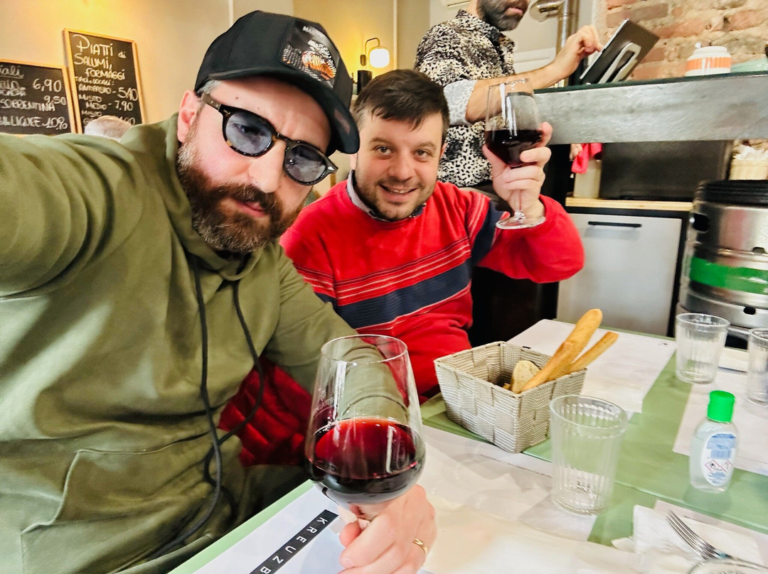 dnwndms83's tweet photo. The loyal confidant brought me the red wine from that trendy bar last night, and we chatted about the latest fashion trend by the heater. https://t.co/K2MRZH0Av3