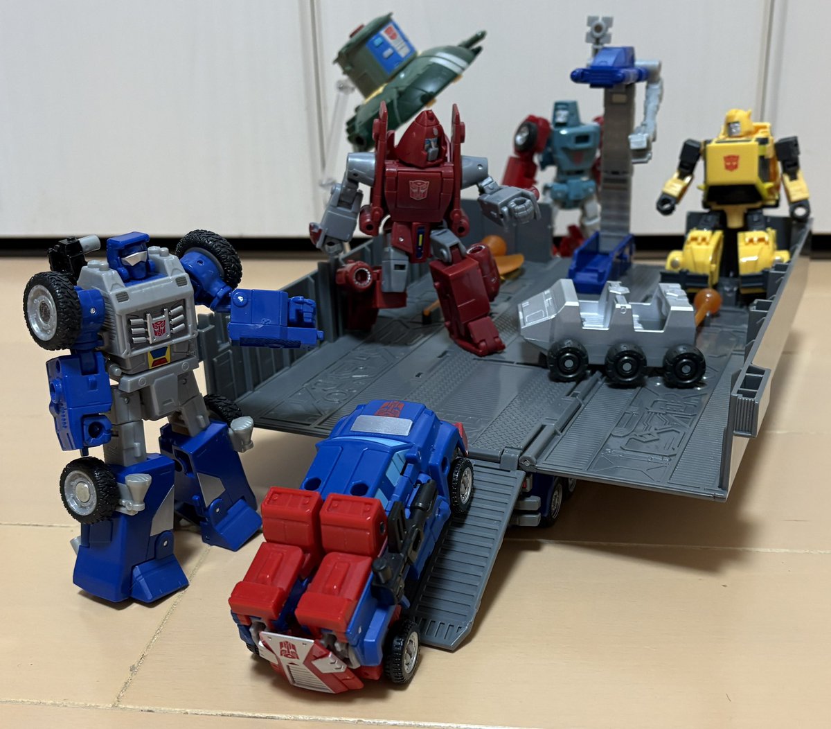 diekanitama_2's tweet photo. #お昼休みに一枚だけTF玩具写真を貼ろう 

ミニボットわちゃわちゃさせるの楽しいね

#トランスフォーマー 
#おもちゃライフ https://t.co/u5l4hFBQEl