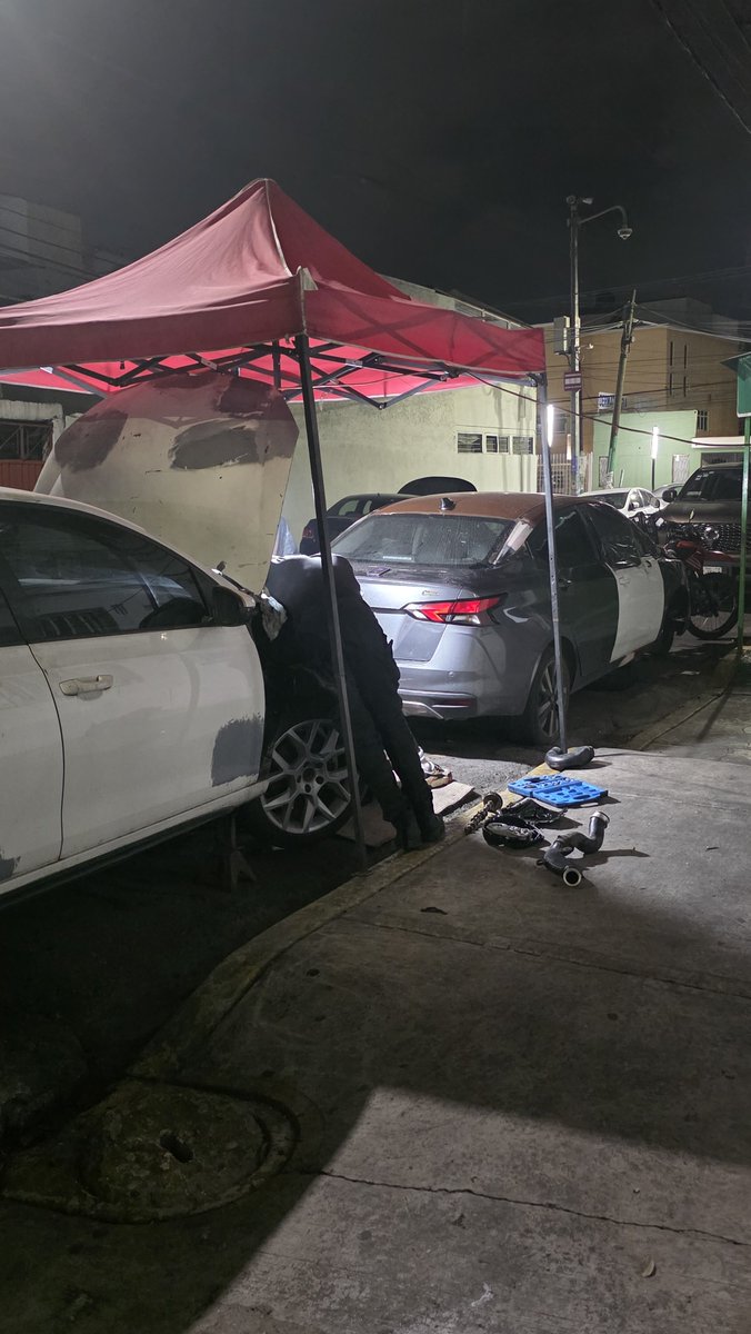 Velrix42's tweet photo. 🚨 Solicito atentamente apoyo de @SSC_CDMX @UCS_GCDMX @inveacdmx @locatel_mx ante un taller que ocupa la vía pública y obstruye la circulación en Iztapalapa. Pese a reportes previos, no hemos recibido respuesta de @Alc_Iztapalapa. Agradezco su atención y seguimiento. 🙏 https://t.co/nLnwLl2OKs