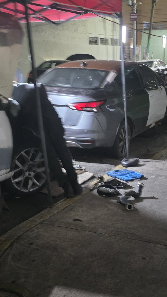 Velrix42's tweet photo. 🚨 Solicito atentamente apoyo de @SSC_CDMX @UCS_GCDMX @inveacdmx @locatel_mx ante un taller que ocupa la vía pública y obstruye la circulación en Iztapalapa. Pese a reportes previos, no hemos recibido respuesta de @Alc_Iztapalapa. Agradezco su atención y seguimiento. 🙏 https://t.co/nLnwLl2OKs