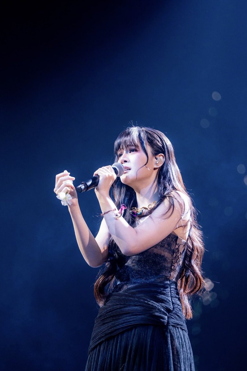 Ylismchanel's tweet photo. ต้าห์อู๋-มาง คว้าแชมป์ Thailand’s Chosen One เตรียมขึ้นเวทีแข่งขันระดับเอเชีย
 
กรุงเทพฯ ประเทศไทย [28 กันยายน 2569] - ปิดม่านอย่างงดงามกับ “Thailand’s Chosen One 2026”การแข่งขันดนตรีครั้งประวัติศาสตร์ของวงการบันเทิงไทย ที่รวม 10 ศิลปินระดับแนวหน้าของประเทศ มาประชันความสามารถกันอย่างเต็มรูปแบบเป็นครั้งแรกผ่าน 10 บทเพลงใหม่และ 10 โชว์ที่สร้างขึ้นเพื่อการแข่งขันครั้งนี้เท่านั้น โดยศิลปินเพียง “หนึ่งเดียว” ที่เพื่อก้าวสู่เส้นทางการเป็นตัวแทนประเทศไทย บนเวที  Eurovision Song Contest Asia ตกเป็นของ “ต้าห์อู๋ พิทยา” และ “มาง ปิยธิดา” สองคู่หูศิลปินเสียงเอกลักษณ์ที่จับมือการคว้าแชมป์  เตรียมไปเป็น “เสียงของประเทศไทย” บนเวทีระดับสากลเร็ว ๆ นี้
 
การแข่งขันรอบไฟนอลของ Thailand’s Chosen One 2026 จัดขึ้นเมื่อวันที่ 27 กันยายน 2569 ที่ผ่านมา ณ เซ็นเตอร์พ้อยท์ สตูดิโอ กรุงเทพฯ พร้อมถ่ายทอดสดผ่านสถานีโทรทัศน์ช่อง 3 นับเป็นรายการแข่งขันทางดนตรีที่เป็นแพลตฟอร์มใหม่ที่ผสานพลังของ ศิลปิน นักแต่งเพลง โปรดิวเซอร์ สื่อพันธมิตรทางธุรกิจและผู้ชมทั่วประเทศเพื่อร่วมกันยกระดับมาตรฐานการผลิตคอนเทนต์เพลงไทย โดยบรรยากาศการแข่งขันเรียกได้ว่าเข้มข้นทุกนาที เหล่าศิลปินต่างขนไม้เด็ดขึ้นเวทีมาร่ายพลังเพลงใหม่ พร้อมโชว์การแสดงสุดอลังการ นำโดย GAM WICHAYANEE (แก้ม วิชญาณี เปียกลิ่น), วง JETSET'ER (เจ็ตเซ็ตเตอร์), JMNK (จัสมินณิก้า ), MANG & DAOU (มาง จุลศักดิ์ และ ต้าห์อู๋ พิทยา), MONICA (โมนิก้า วีดา ปุณณะหิตานนท์), วง RETROSPECT (เรโทสเปกต์), TIGGER (ทิกเกอร์ อชิระ  เทริโอ) x TARA วง VIIS (ธารา อนันต์ธารา กิ๊ปสัน), WONDERFRAME (ศุภัคชญา สุขใบเย็น), ZOM MARIE (ส้ม มารี เออเจนี เลอเลย์) และ D Gerard ที่มาเซอร์ไพร์สและร่วมสร้างปรากฏการณ์ครั้งยิ่งใหญ่

ก่อนจะถึงวินาทีประกาศผลที่ทั้งฮอลล์ลุ้นไปตาม ๆ กัน เมื่อกรรมการประกาศผลผู้ชนะเป็นของ “ต้าห์อู๋ และ มาง” ที่คว้ารางวัลด้วยโชว์สุดปังในเพลง กลิ่นราตรี (Aroma) บทเพลงที่ทำขึ้นมาใหม่ และสะท้อนตัวตนความเป็นศิลปินมากความสามารถแห่งวงการ T-Pop และเอกลักษณ์ด้านดนตรีของทั้งคู่ได้อย่างลึกซึ้ง ทั้งเสียงร้องที่ทรงพลังและเสน่ห์อันล้นเหลือ โดยทั้งสองจะเป็นตัวแทนประเทศไทยไปแข่งขันต่อบนเวที Eurovision Song Contest Asia ซึ่งจะมีผู้เข้าประกวดทั้งหมด 11 ประเทศ ในวันที่ 14 พฤศจิกายนนี้ ณ กรุงเทพมหานคร
 
ติดตามร่วมเชียร์ “ต้าห์อู๋ และ มาง” บนเวทีการแข่งขัน Eurovision Song Contest Asia ทางโซเชียลมีเดีย Facebook, Instagram และ TikTok : Eurovision.thofficial 

#ต้าห์อู๋
#sleepymangx
#ThailandsChosenOne
#Eurovision
#EurovisionAsia