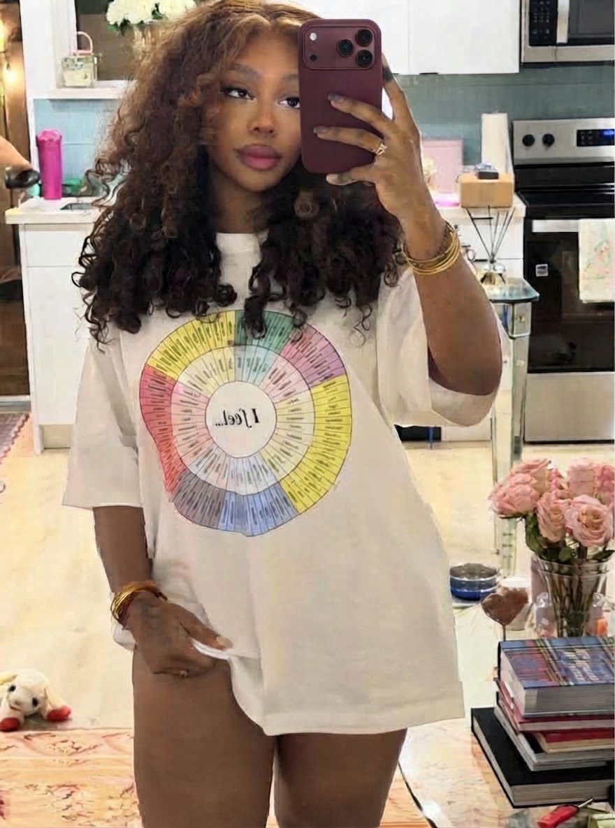 nickimymotherrr's tweet photo. 🚨| Sza poses with the brand new iPhone 18 putting the children of congo in danger https://t.co/8QIA6qbQLa