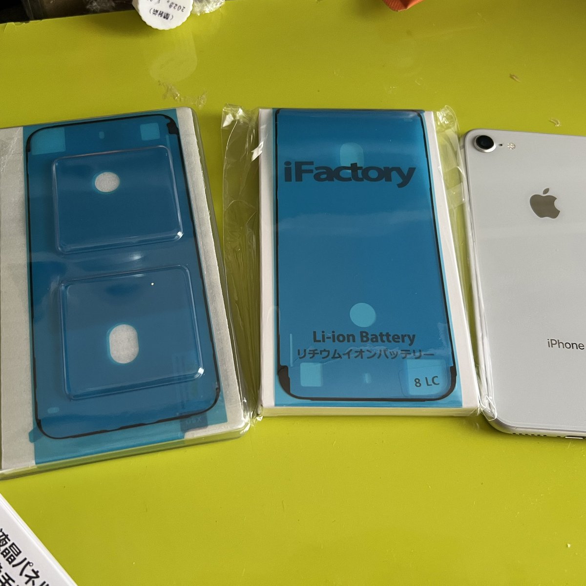 zx11mecom's tweet photo. サブ機のiPhone8を復活させるため
バッテリーと液晶パネルを自分で交換チャレンジします
過去に古いiPhoneの液晶パネルとバッテリーは交換したことあるけど久しぶりにやるから不安だな https://t.co/ViQtgJ6NCB