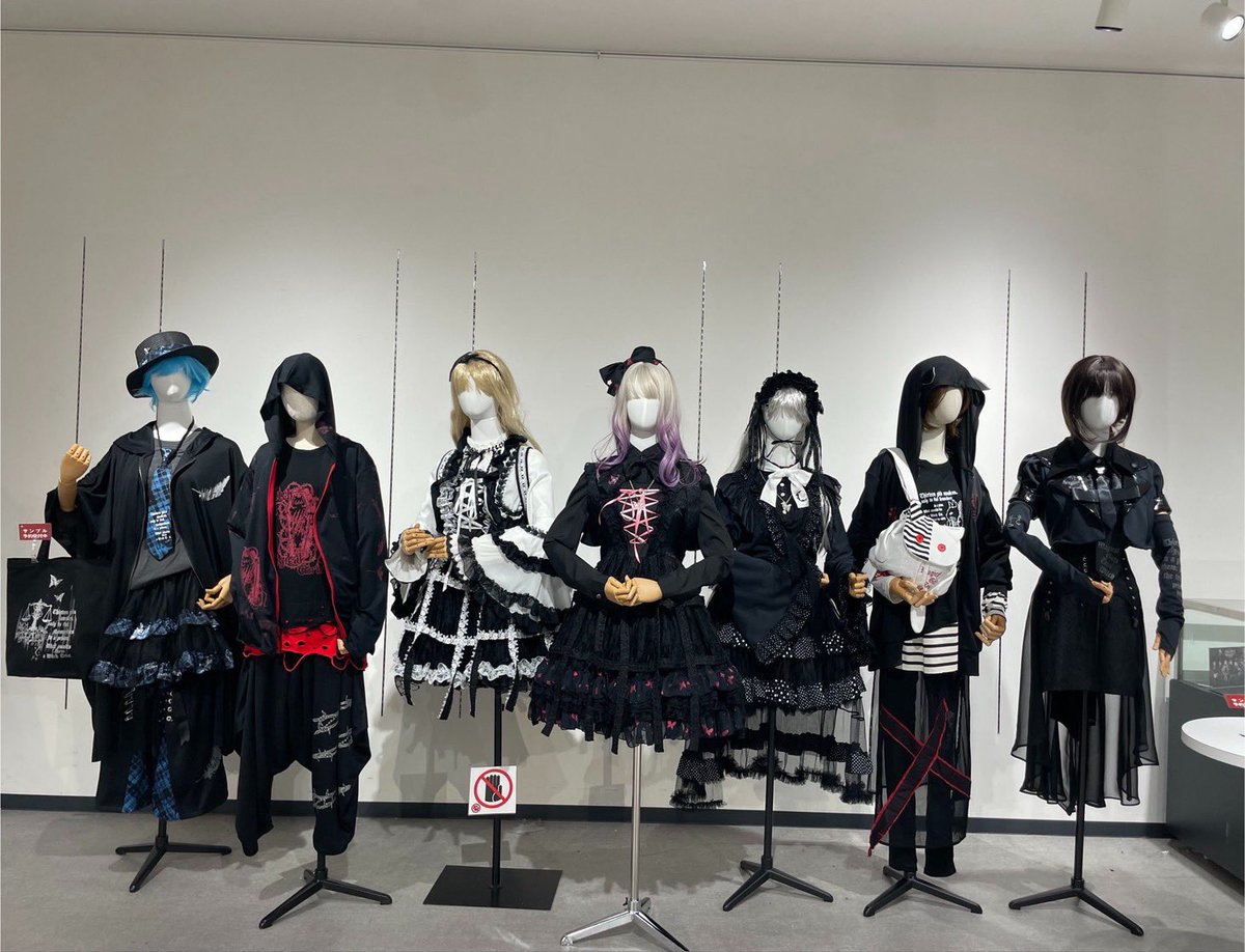 hnaoto_official's tweet photo. 【h.NAOTO WEB SHOPお知らせ】

「魔法少女ノ魔女裁判 × h.NAOTO
〜 The Nightmare Goes On — 1st Anniversary 〜」

⚠️アパレルコラボレーションアイテムのWEB受注は、明日9月30日（水）いっぱいまでとなります。(10/1日に変わる迄)

気になっていた方は残り時間がわずかとなりましたので是非h.NAOTOオフィシャルWEB SHOPをチェックしてください⇨
https://t.co/zXF2z737zI

#まのさば #hnaoto