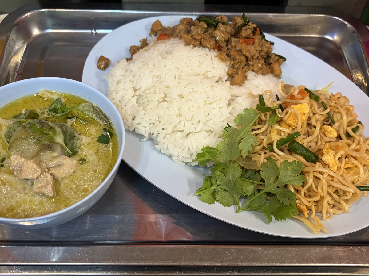 CXOBANK's tweet photo. 新橋から徒歩圏内。タイ料理にも目がない私。やっと来ることができた。タイ政府公認のここへ。雨でも11時オープン前から行列。それでも回転早くて15分ほどで入店。自分で選べる3種盛り1,100円（税込み）を注文。グリーンカレーとガパオとママー麺炒めを選択。キリっとやや辛目のカレーとガパオ。それの辛さを癒してくれるママー麺。味はもちろん。相席必須の屋台の雰囲気もいい。カオマンガイが人気のようで次回はそれを食べにまた来よう。ちなみに、、、ここに来る途中、、、私の後ろポッケに入れたスマホがない、、、代わりにテレビのリモコンが、、、慌てて取りに戻ったのは私と私の後ろにいた人だけが知っている。お���ずかしい限り。