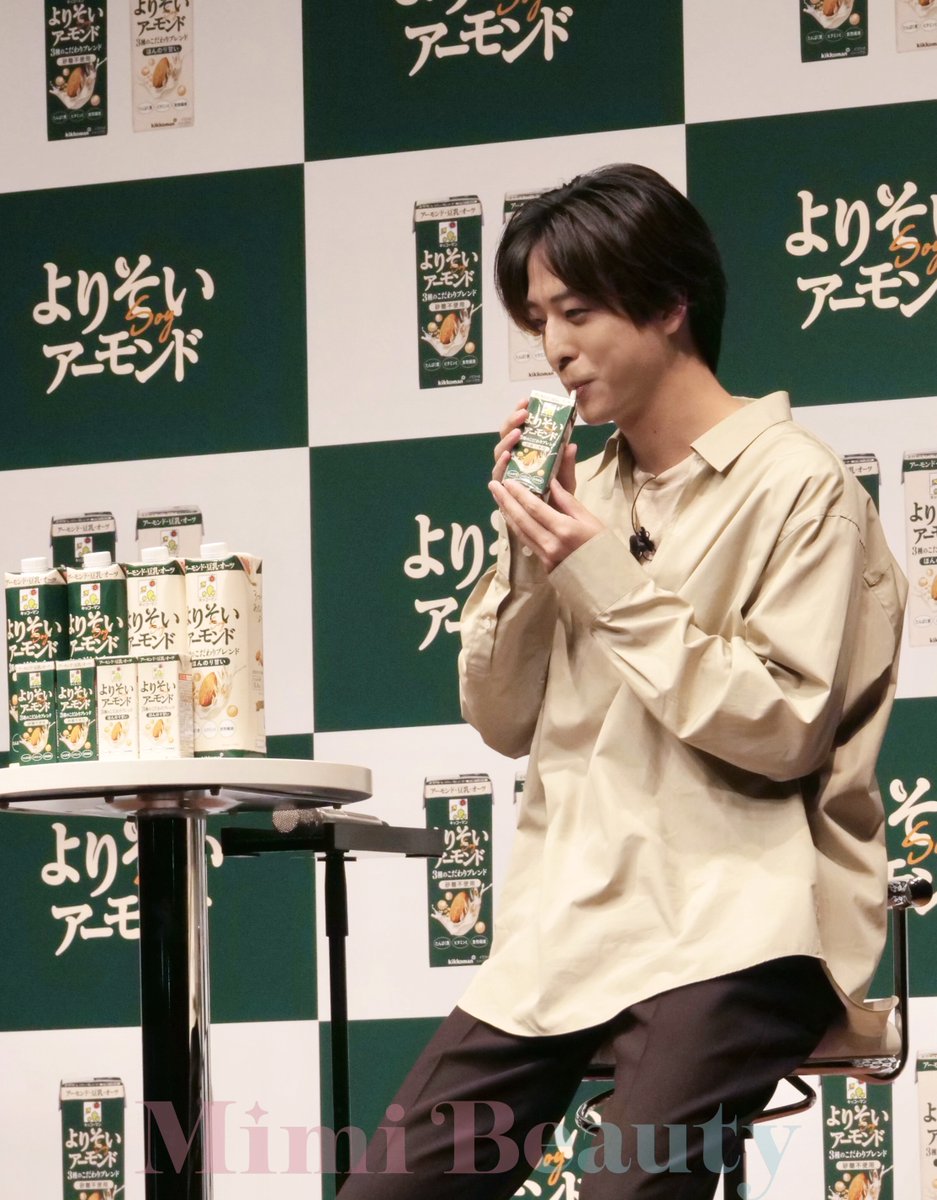 MimiBeauty__'s tweet photo. 寺西拓人さん登場✧
キッコーマンの新商品・よりそいアーモンドのTVCMに出演！
一足先に砂糖不使用タイプを飲んだ寺西さんは、「美味しいのはもちろんですが、濃い！香ばしい香りが広がってほっと一息つける」とコメントしていました✨
新TVCMは10月1日より全国放映開始です！ https://t.co/ASOdOE4roG