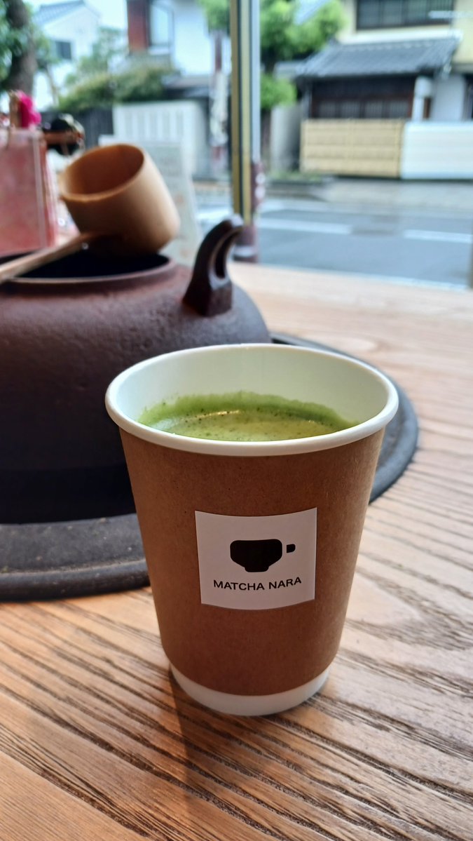 matchanaranara's tweet photo. こんにちは！
MATCHANARANARA です🌱🍵

本日も16時半まで営業しております。

少し肌寒い雨の日☂️には、あたたかい抹茶ラテはいかがですか？

ならまちセンター1F「ならまちや」も営業中ですので、ぜひお立ち寄り下さい。

#ならまち 
#抹茶ラテ 
#抹茶奈良 https://t.co/JXlxd80hcs