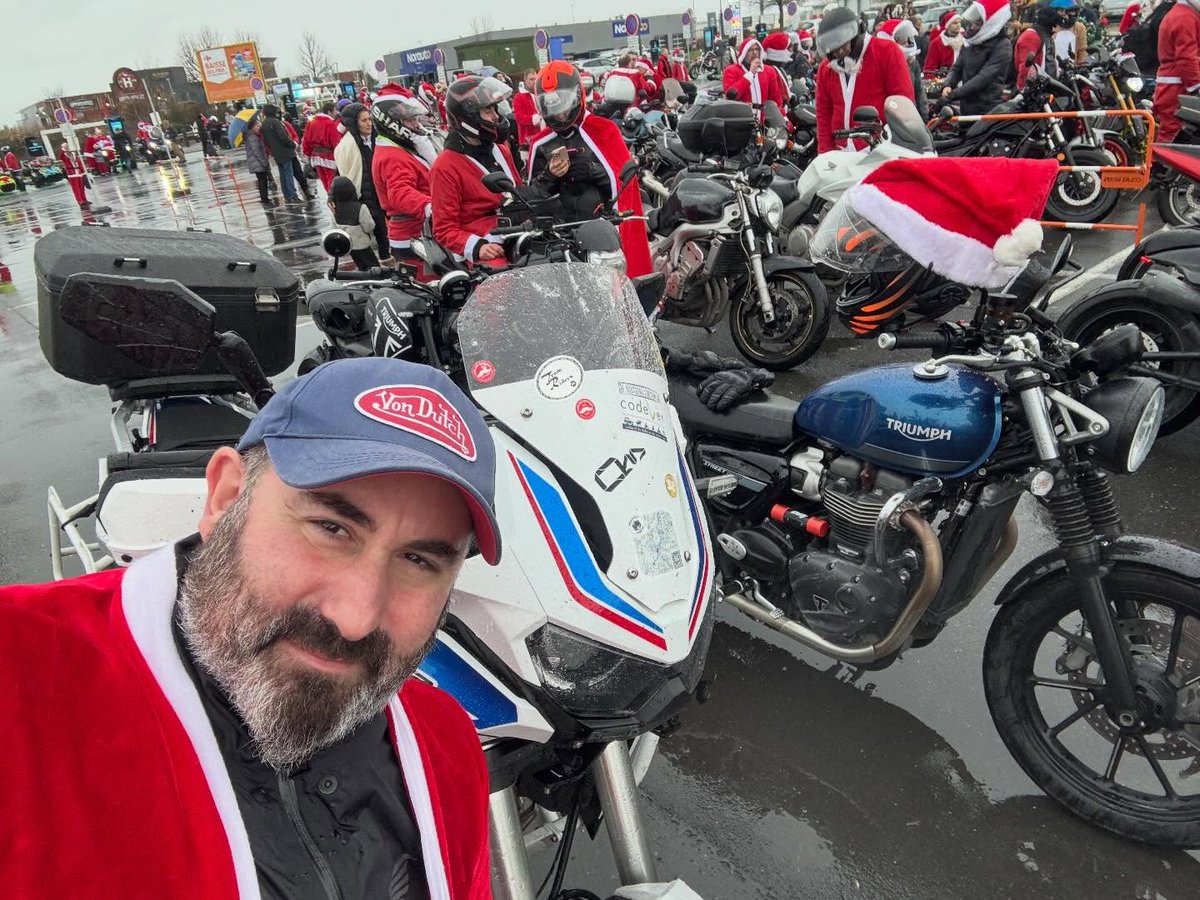 anthoallen45351's tweet photo. Motorcycle Santa Claus Reims 2025 https://t.co/fj2dW1nNvE