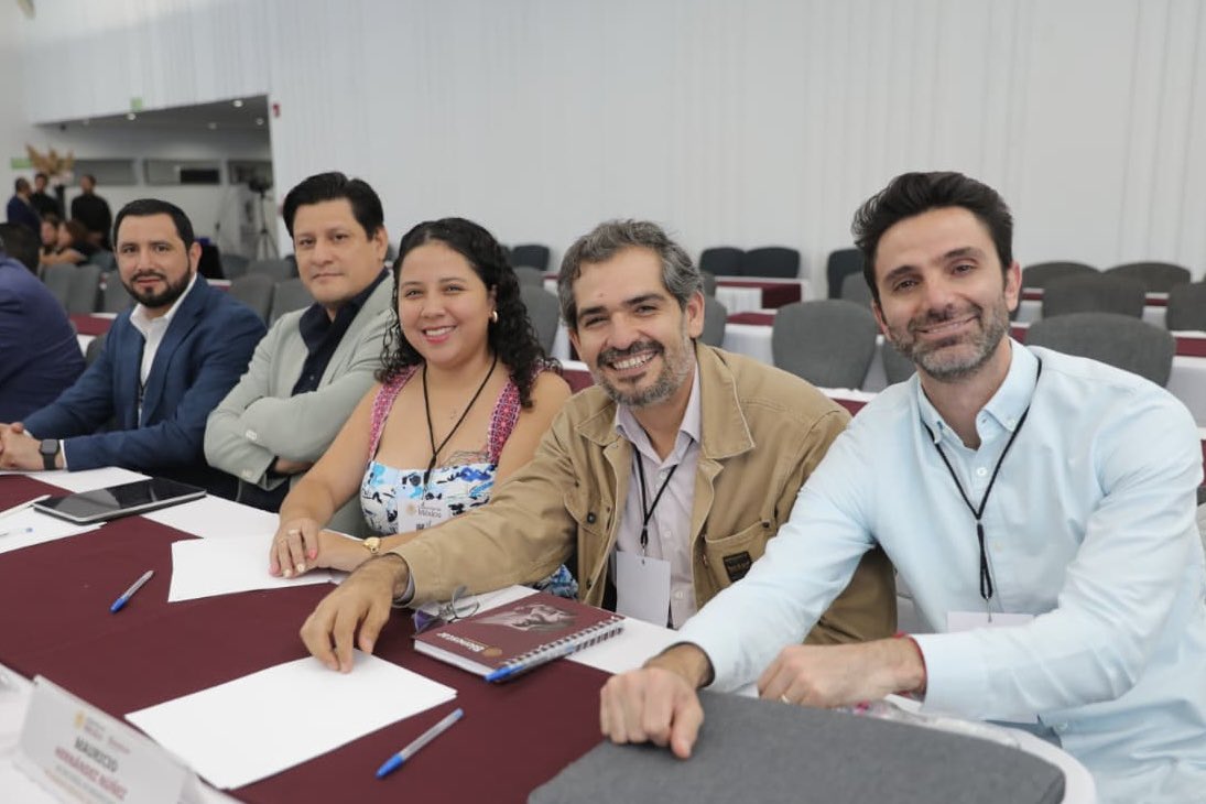 RodrigoAbdalaD's tweet photo. Las delegadas y delegados de Bienestar de las 32 entidades del país sostuvimos una reunión nacional con la secretaria @Letamaya.
Fue un espacio de diálogo para revisar los avances de los #ProgramasDeBienestar, los cuales siguen transformando la vida de las familias mexicanas y que son, ante todo, un acto de justicia social.
Reafirmamos nuestro compromiso de estar cerca de la gente, pisar el territorio y convertir el amor por México en política pública.