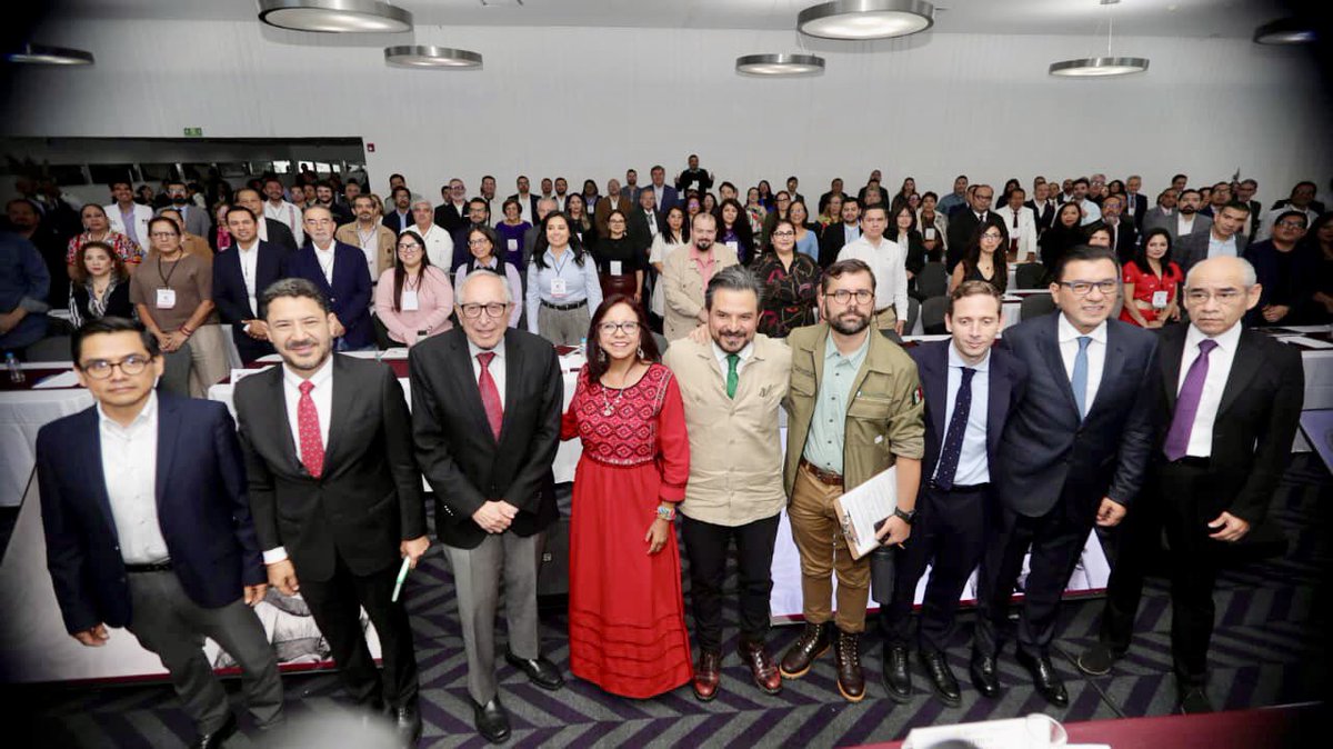 RodrigoAbdalaD's tweet photo. Las delegadas y delegados de Bienestar de las 32 entidades del país sostuvimos una reunión nacional con la secretaria @Letamaya.
Fue un espacio de diálogo para revisar los avances de los #ProgramasDeBienestar, los cuales siguen transformando la vida de las familias mexicanas y que son, ante todo, un acto de justicia social.
Reafirmamos nuestro compromiso de estar cerca de la gente, pisar el territorio y convertir el amor por México en política pública.