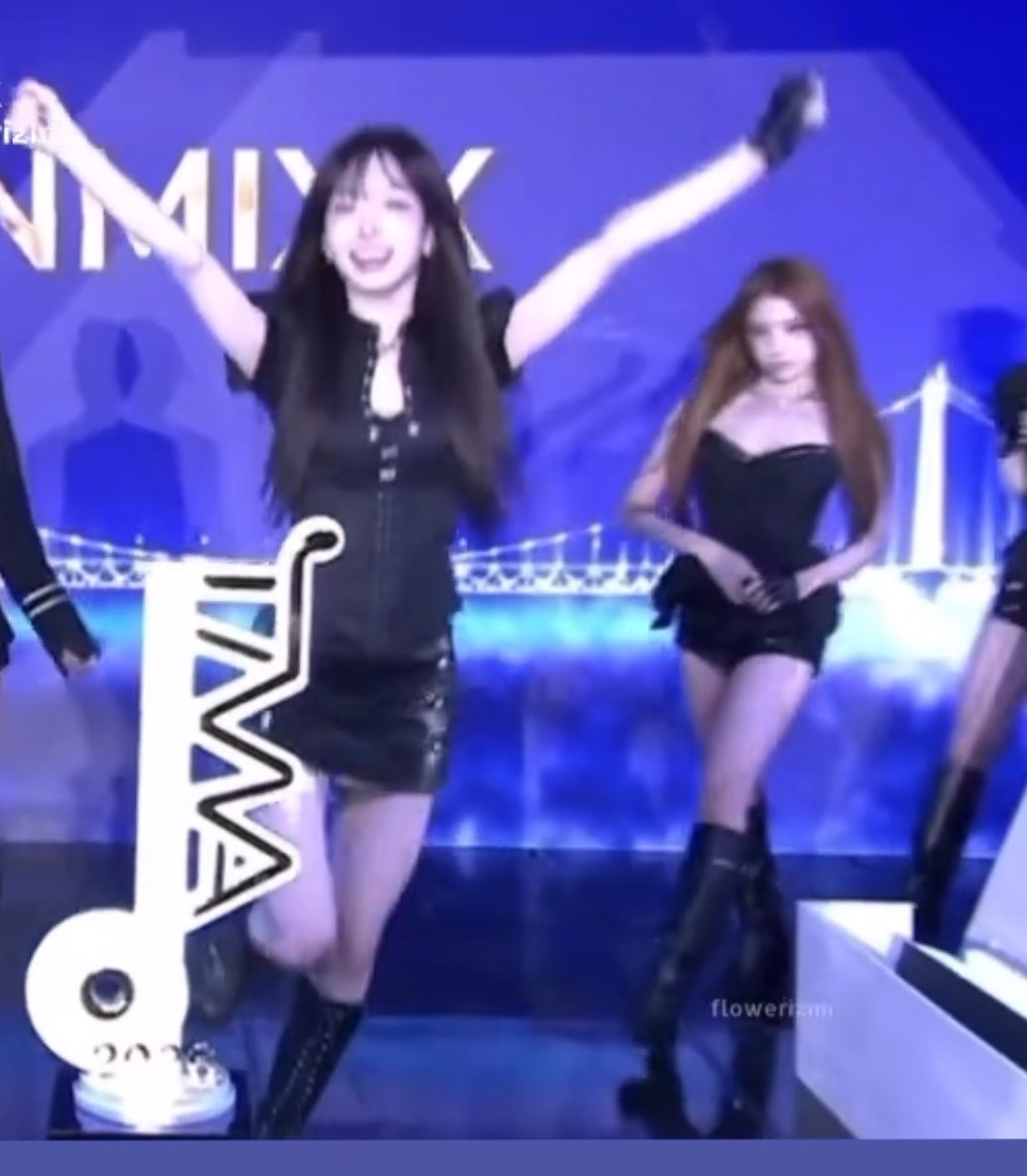 jinsols_bae's tweet photo. When NMIXX wins a daesang but someone has to mog: https://t.co/1umY6kUbs8