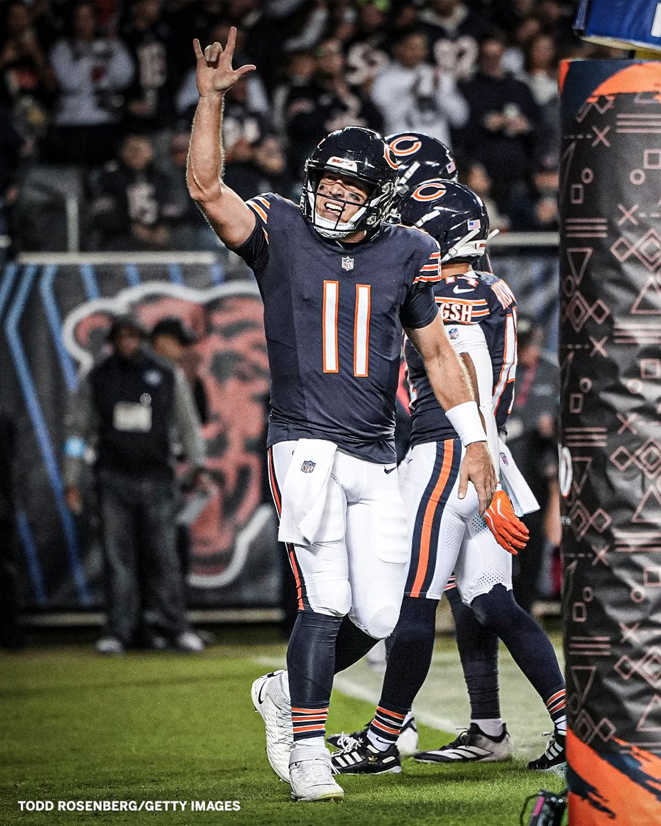 ESPNNFL's tweet photo. Case Keenum in his first start in 1,009 days:

🎯 24/34 Comp/Att
🎯 247 Pass YDs
🎯 3 Total TDs

WHAT A PERFORMANCE FROM THE 38-YEAR-OLD ON MNF 🔥 https://t.co/ZmIVcaX4Zv