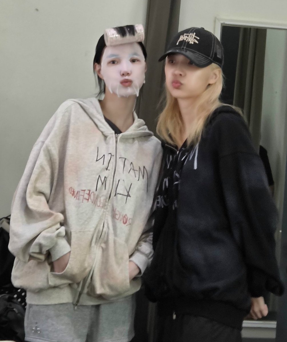 itspertkung's tweet photo. นั่งหกล้อลุยน้ำไปทำงาน แต่ไม่ลืมที่จะอวดพี่หัวทองพร้อมใส่เสื้อคู่อุ๋งๆ จิงจิงยูแปลหน่อยค่ะ😭 https://t.co/bUG4JSO8ju