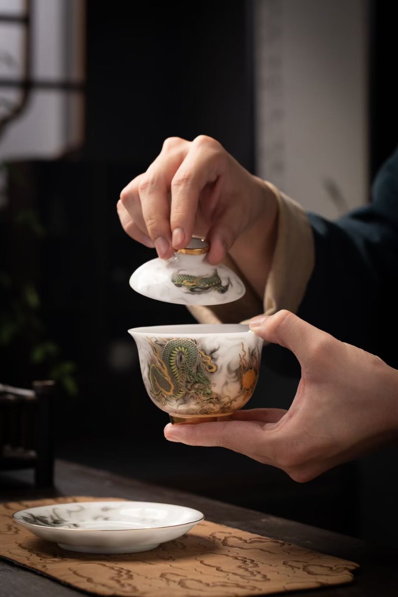 sklh001's tweet photo. [A delicate teacup rests on a wooden table; a sieve nearby holds fresh ingredients. Gorgeous scene!]， https://t.co/WIqzuBgwu9