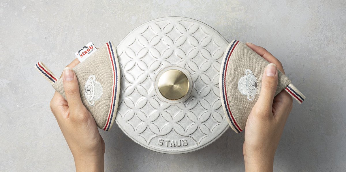 StaubJapon's tweet photo. 【世界先行発売 : 日本の伝統美をまとった、特別なココットが登場】
株式会社dinos との共同企画による、スペシャル ココット「ストウブ 七宝 リミテッドエディション」が発売となります。
https://t.co/sicIXYOpRW

人気シリーズ「ラ・ココット de GOHAN」の蓋に、日本の伝統紋様である七宝文様をあしらい、ストウブならではの機能性・デザイン性を融合しました。 カラーはブラックとカンパーニュの2色をご用意。

七宝文様は、円満・調和・繁栄への願いが込められた縁起の良い吉祥文様。毎日の食卓にはもちろん、結婚祝いや新築祝いなど大切な方への贈り物にもおすすめです。

さらに、同色のココットを刺繍したノブミトンもセットでご用意。カンパーニュカラーのノブミトンは本企画向けの新色です。

2026年10月1日（木）よりディノスオンラインショップとカタログ「dinos」（10月27日(火)発行）にて発売開始。

日本の伝統美とストウブのクラフトマンシップが出会った特別なココットを、ぜひお楽しみください。

* ディノスオンラインショップとカタログ「dinos」以外での販売は現時点では予定しておりません。あらかじめご了承ください。
