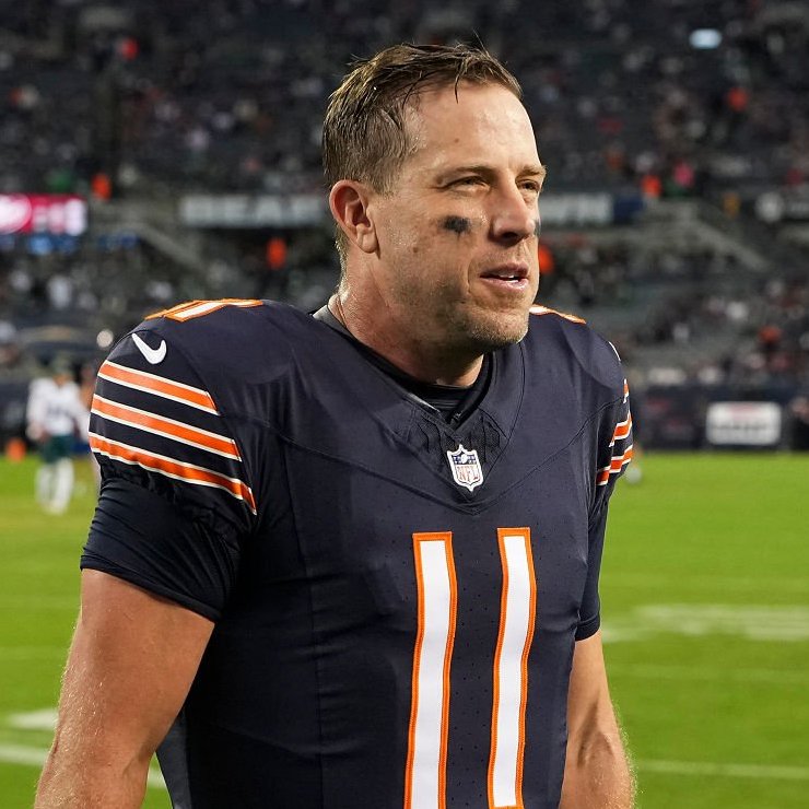 QBgami's tweet photo. Case Fricken Keenum
247 YDS / 2 TD / 0 INT 
4 RUSH / 6 YDS / 1 TD
24 of 34 / 110.8 RTG

No QBgami.

That output from a QB aged 38+ has happened just 2 times before, by Tom Brady on Dec 12, 2021, and Tom Brady on Oct 25, 2015. https://t.co/GGu6Y2FVs5
