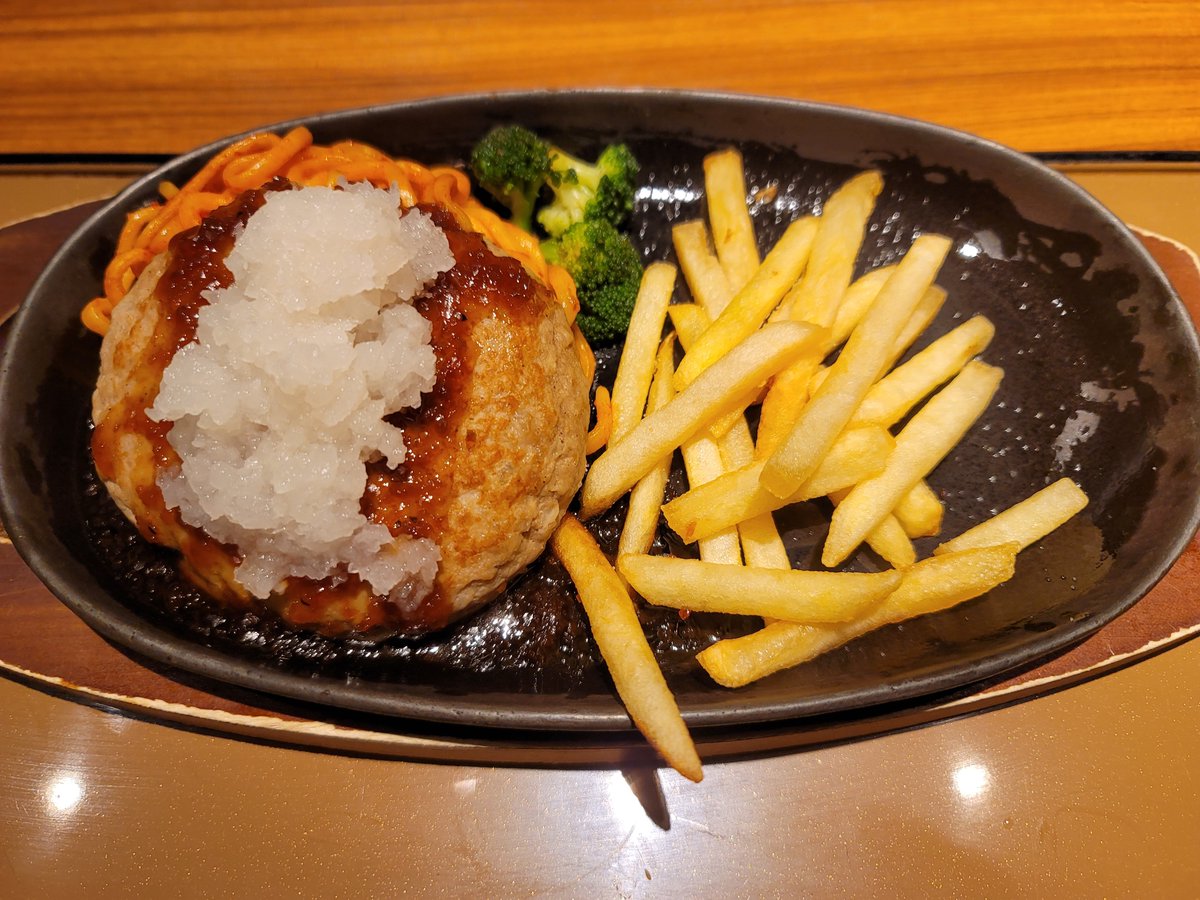 KAMI95311630's tweet photo. #やよい軒 で、和風おろしハンバーグ定食🍔with👗💖🎀

ナポリタンやポテトだけでも、ご飯は進みまくっちゃう🍚
結局6回おかわり‼️
流石に1kg以上ご飯食べると腹パン🍴🈵

#ほくりくアイドル部
#ほくりくアクキー部
#佐古真莉亜
#西村萌花
#園木美紗 https://t.co/gdrOhXeYLK