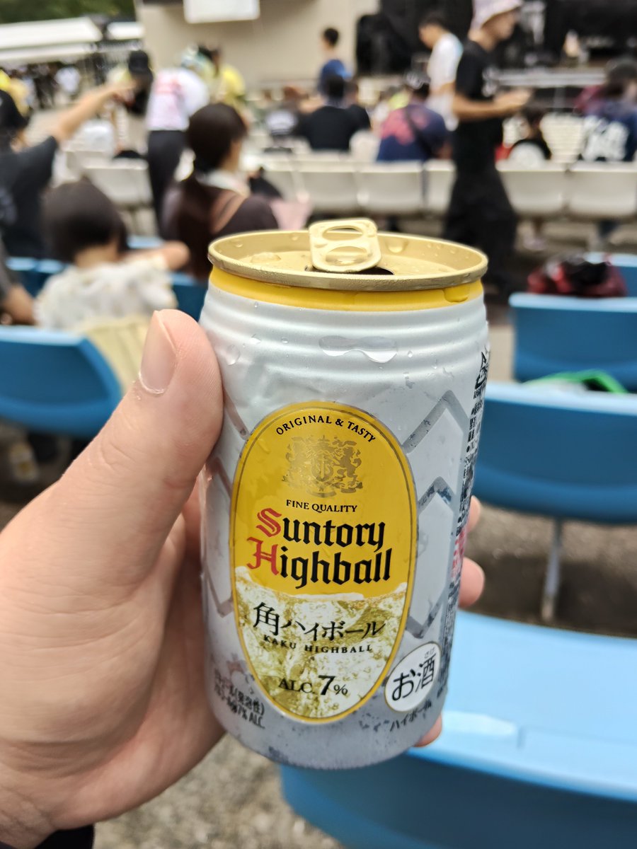 tanaka_69fes's tweet photo. マスコロはたち、雨でちょい寒かったけど良いイベントやった！
ADAM atが初見だけど最高に楽しい感じで興味出たし、グッフォーは大好きな曲詰め合わせみたいなセトリ！
んで、Hump Backにぶちのめされた〜マスコロへの言葉の紡ぎ方が天才的すぎるわ https://t.co/iwDvaiC5qF