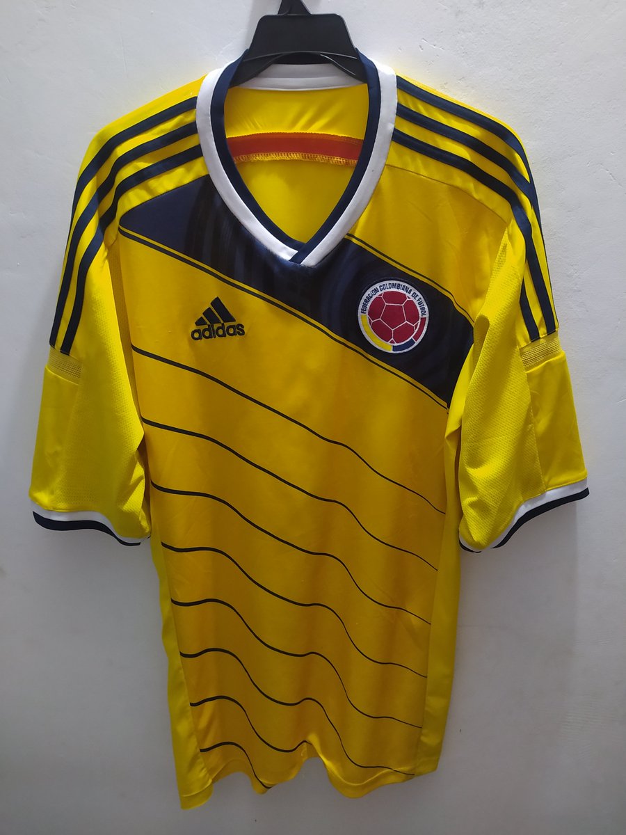 MauroMacaro8182's tweet photo. Vendo camisetas de segunda mano en muy buen estado y a precios demasiado accequible; muy economicas. 
Info: 300-728-20-41 en Cali, Valle. https://t.co/EYnh9Prw7A