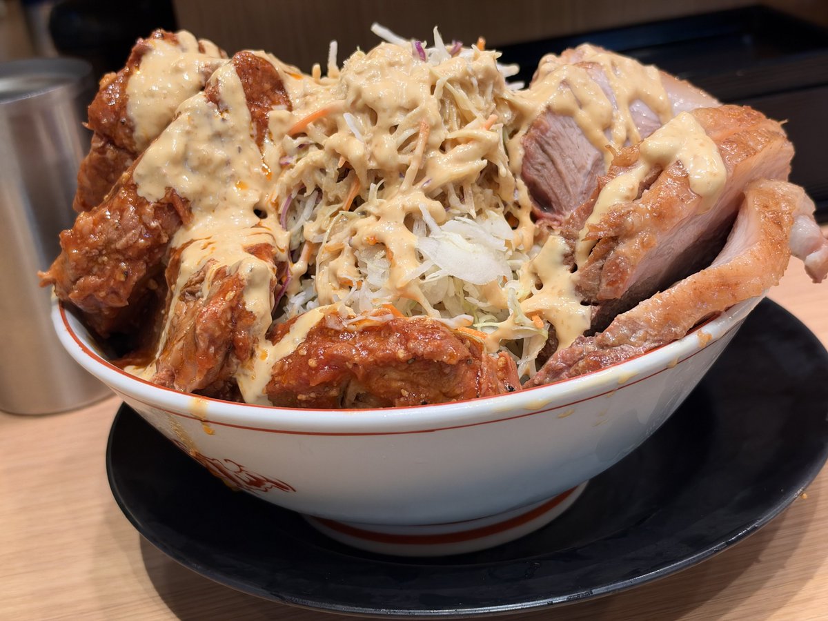 LopchanRamen's tweet photo. ラーメン豚山 荻窪店
🍜冷やし中華（小）ぶたダブル🐷🥗
豚の日TP（旨とまガーリック）x4 🍅🧄
ガリマヨたっぷりの冷やし中華は
9月で終了。今年食べるのはラスト‼️
冷たくて濃い味めちゃくちゃ美味い😋
トマト味しっかり限定豚も最高です✨🍅 https://t.co/DqzikP5Iqf