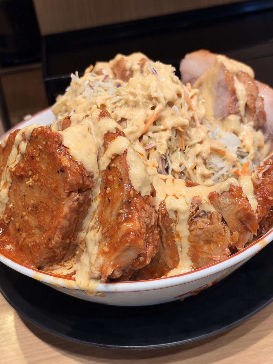 LopchanRamen's tweet photo. ラーメン豚山 荻窪店
🍜冷やし中華（小）ぶたダブル🐷🥗
豚の日TP（旨とまガーリック）x4 🍅🧄
ガリマヨたっぷりの冷やし中華は
9月で終了。今年食べるのはラスト‼️
冷たくて濃い味めちゃくちゃ美味い😋
トマト味しっかり限定豚も最高です✨🍅 https://t.co/DqzikP5Iqf