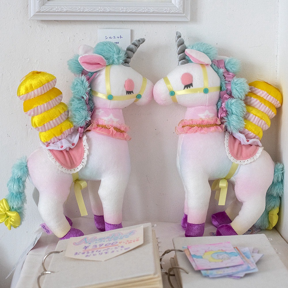 douxdimanche's tweet photo. こんにちは！
本日よりddでは、絵子猫（えこねこ） @ECONECOxxx さんによる水彩画展「Shiny colors」がスタートしました✨
心ときめく水彩画、かわいいグッズがたっぷり並んだギャラリーへぜひ🌈本日は絵子猫さんご本人も在廊されています https://t.co/h9XeB8w6Rn