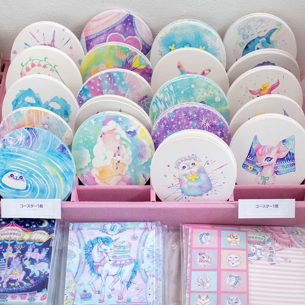 douxdimanche's tweet photo. こんにちは！
本日よりddでは、絵子猫（えこねこ） @ECONECOxxx さんによる水彩画展「Shiny colors」がスタートしました✨
心ときめく水彩画、かわいいグッズがたっぷり並んだギャラリーへぜひ🌈本日は絵子猫さんご本人も在廊されています https://t.co/h9XeB8w6Rn