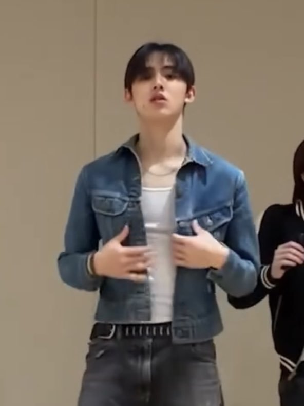tanxencs's tweet photo. bersiaplah semuanya… pc seonghyeon kemeja hitam + denim is coming😭😭😭 https://t.co/BkWprWz75H