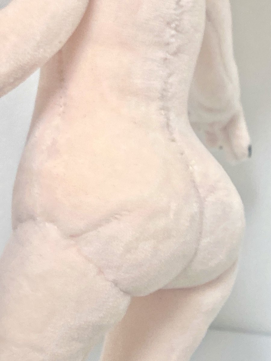 SIMAsimaMUGItea's tweet photo. この型紙は外枠通りに縫うことでくびれのあるボディができます！
糸で絞らなくてもふっくらとしたおしりになります。
首の中に適度に切ったタピオカストローを入れますと首を回すことのできるぬいちゃんになります！ #自作ぬい #ぬい型紙  #ぬいぐるみ型紙 https://t.co/jAT1vRxrRG